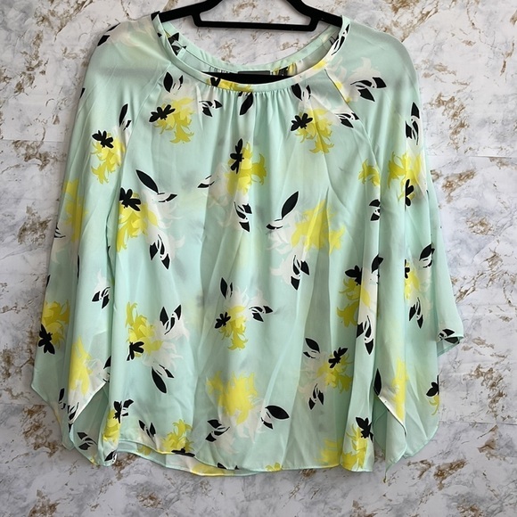 Vince Camuto Tops - Vince Camuto Floral Blouse l SIZE S